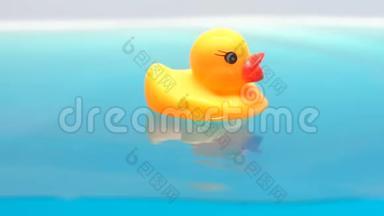 玩具鸭漂浮在水上，舒适的沐浴，洗发水和儿童乳液